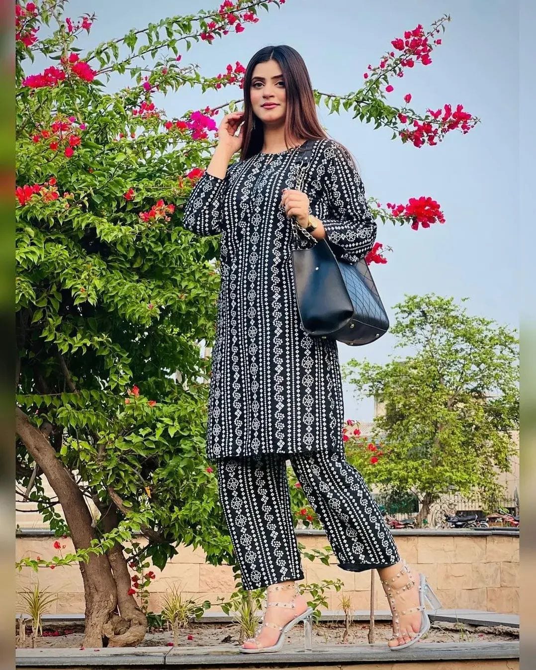 2 Pcs Women's Stitched Lawn Chunri Printed Suit